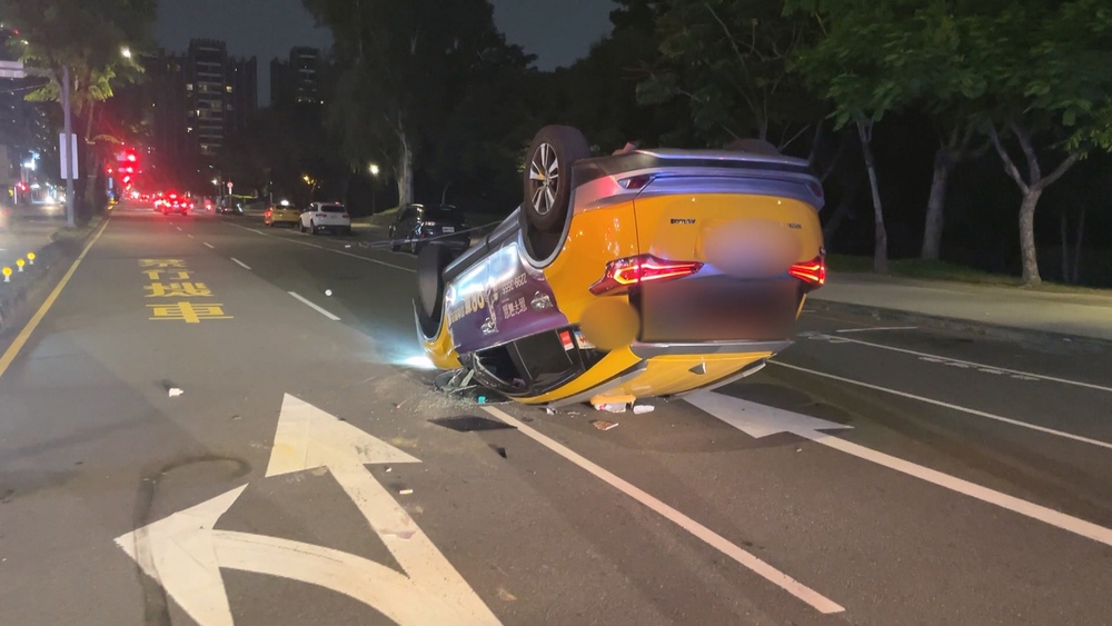 計程車女駕駛硬撐出班　血糖太低自撞翻車