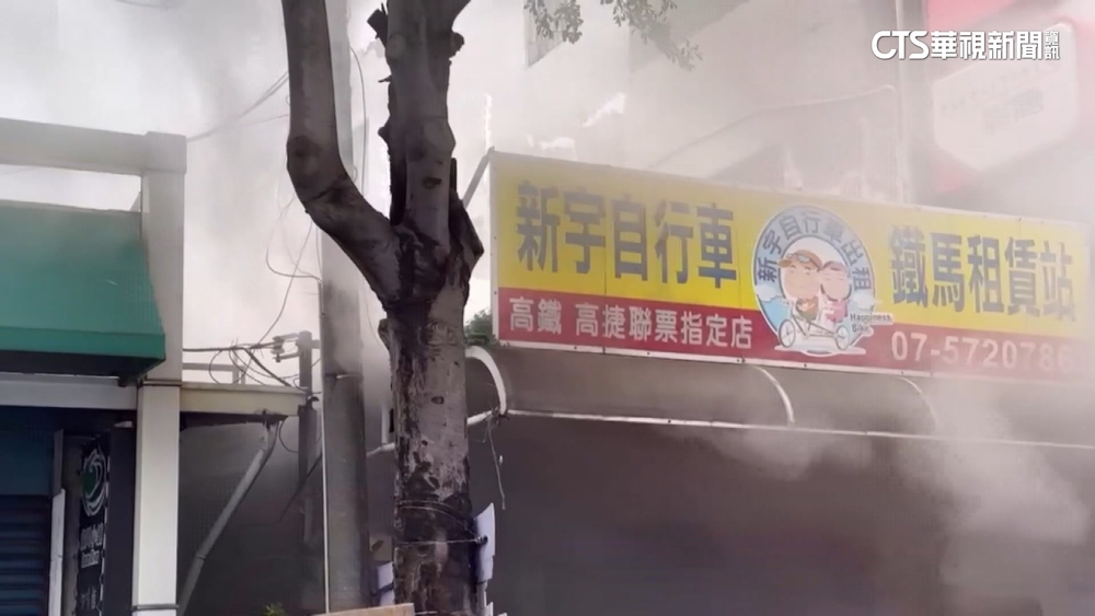 旗津逢大潮淹水　輪渡站前.店竄火「泡水救災」