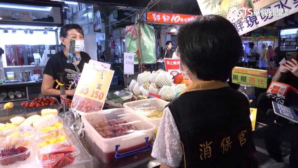 士林夜市水果攤阿婆轉戰饒河坑客？　市場處：待查證