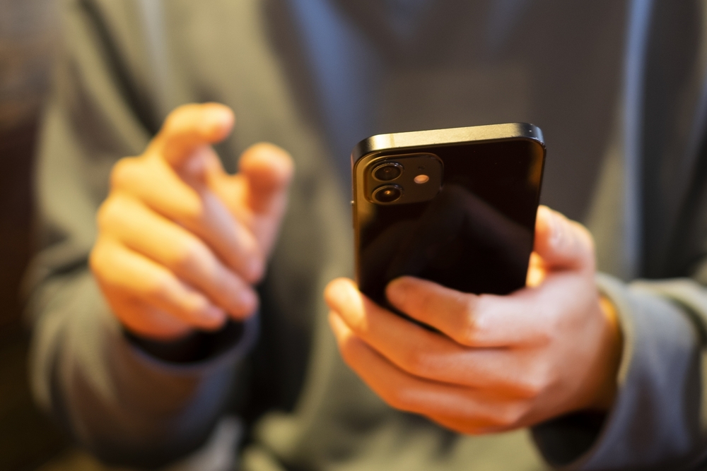 趁女友半夜睡著！　男偷拿手機「轉走3萬」　她卻心軟接受　