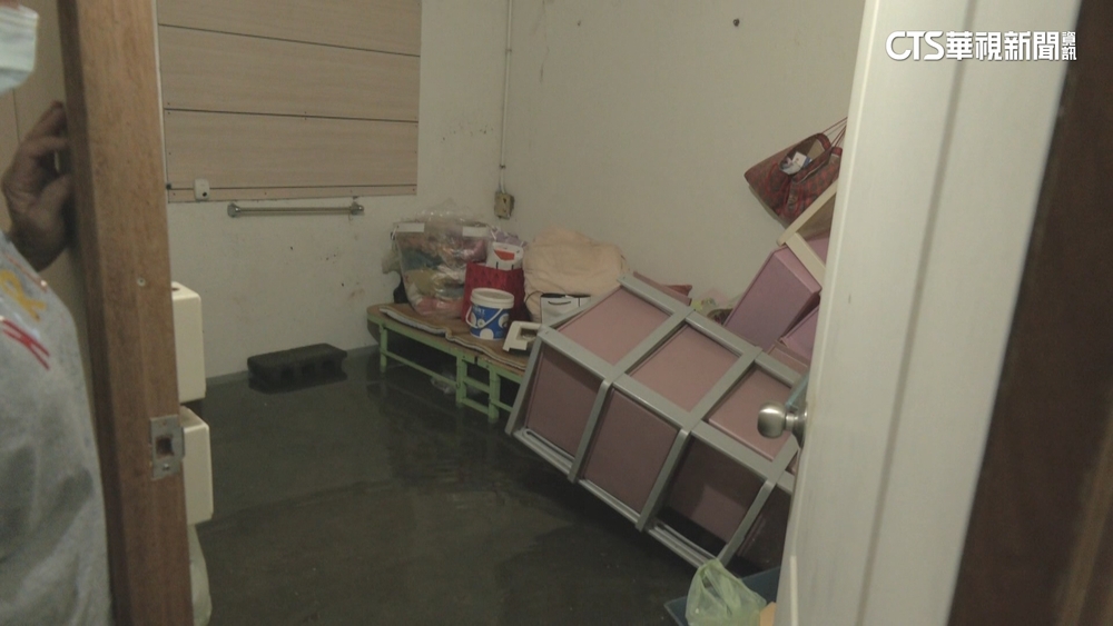 年度大潮旗津海水倒灌淹3天　家當泡水居民崩潰