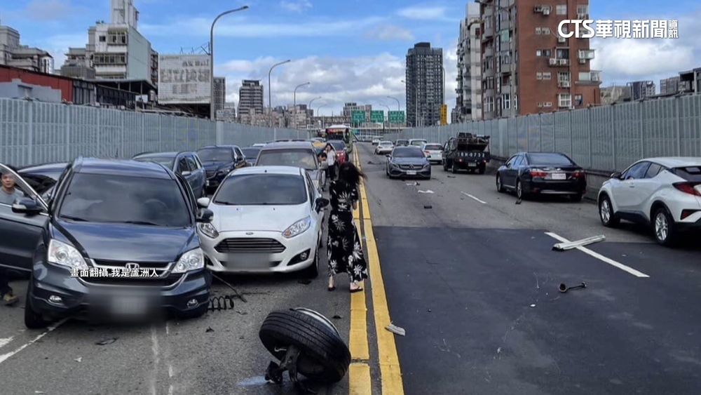 台北橋「車突逆衝」　釀7連撞！駕駛棄車逃