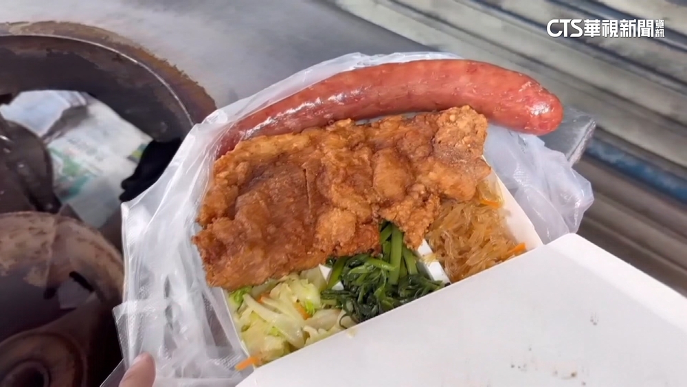 彰化便當店份量驚人！　「30公分香腸」暴紅