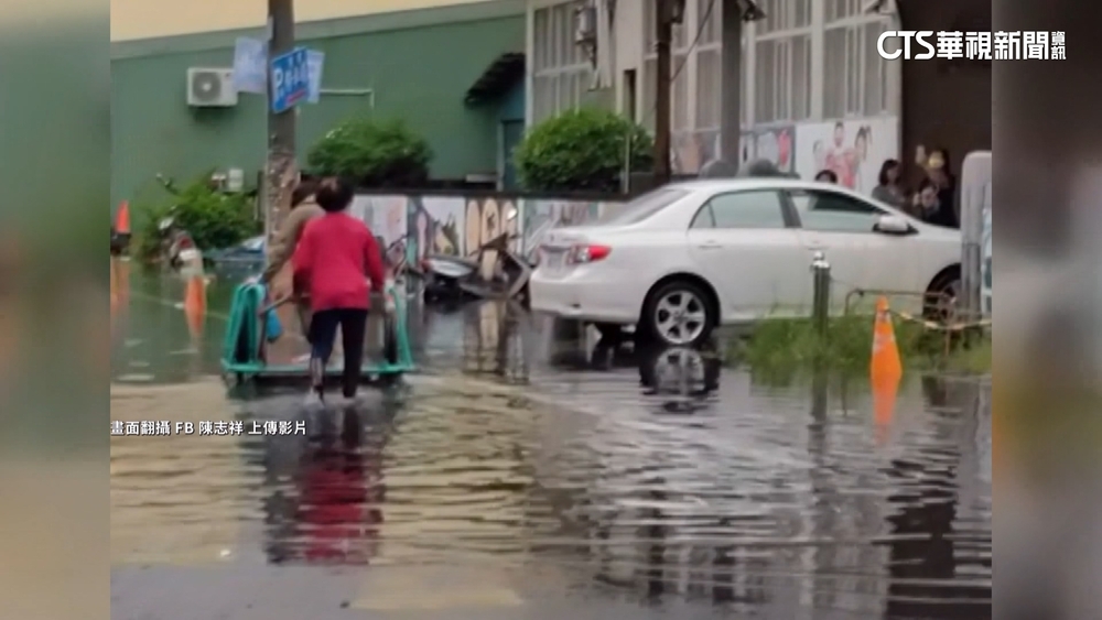 東港「大潮」淹3天　熱心嬤推鮪魚車送人上班
