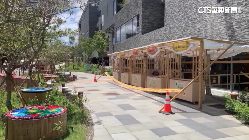 海葵環流掀強風！　桃園客博會攤位棚架整排倒