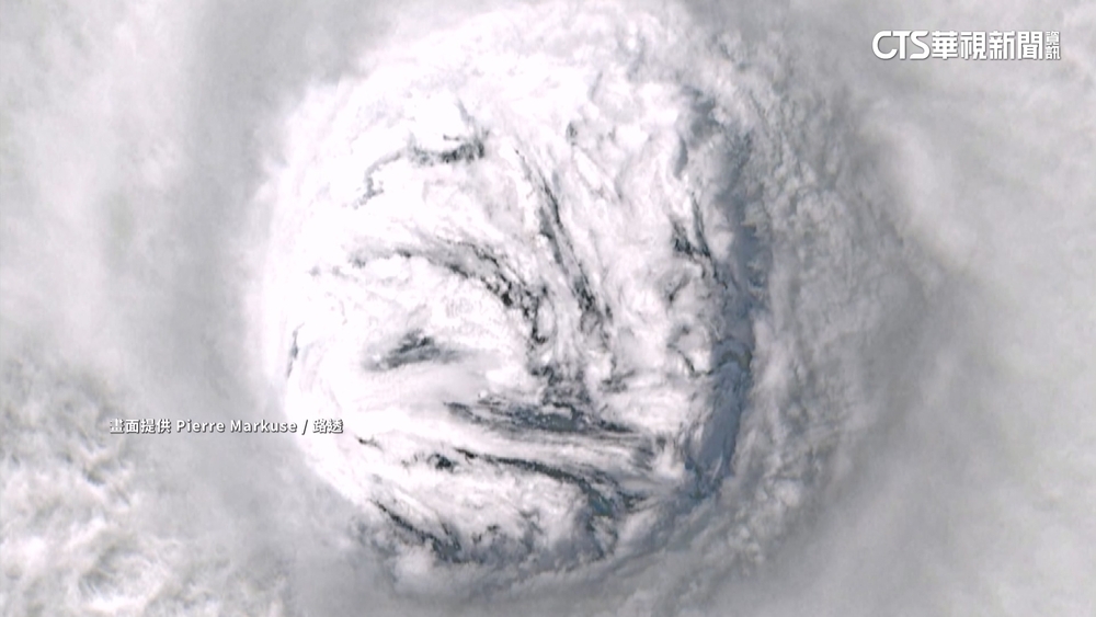 中颱蘇拉接近香港　航班取消旅客困機場