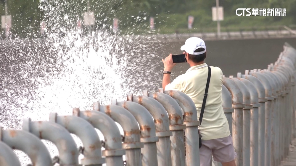 海葵逼近！基隆.宜蘭民眾觀浪　遭2米巨浪打溼