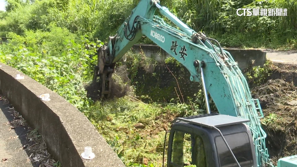 疏濬出奇招！　怪手夾廢棄床墊彈簧快速除草