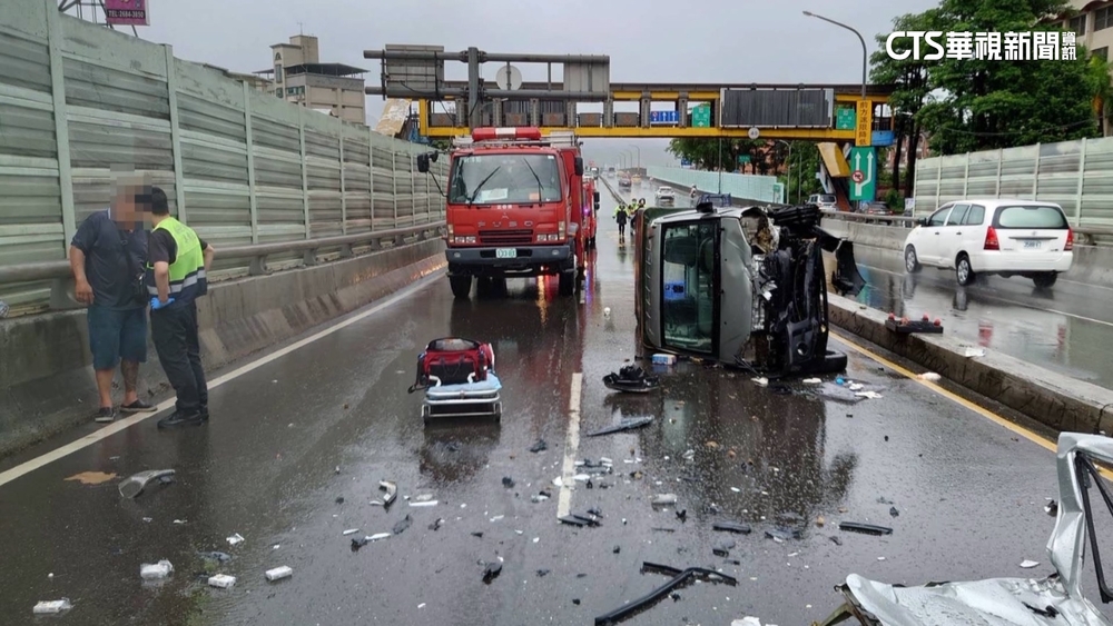 天雨路滑失控　浮洲橋小貨車衝撞「對向」貨車