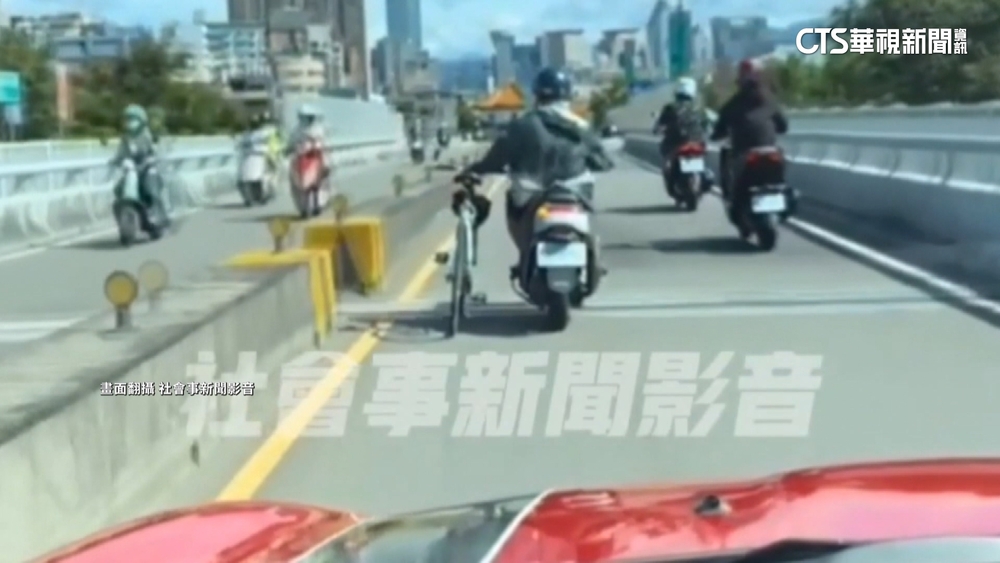 危險駕駛！　騎士右手催油門左手扶單車