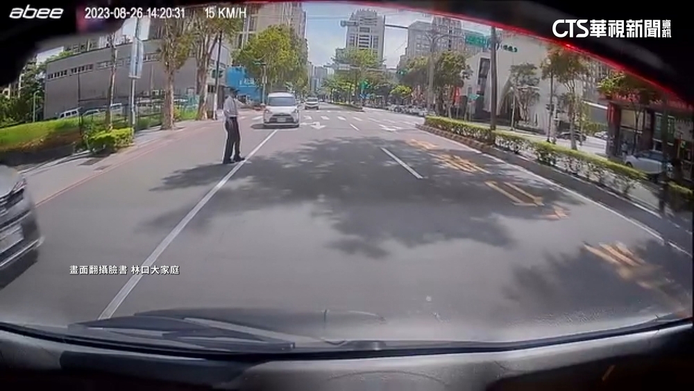 社區保全擋車「管制交通」　駕駛急剎險撞車