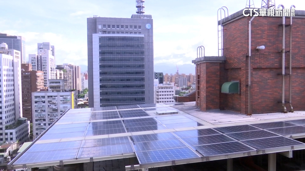 「蘇拉」襲港吹落屋頂太陽能板　台灣風力考驗