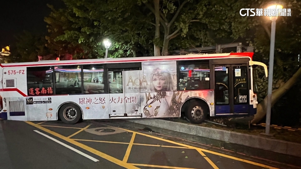 虛驚一場！　汐止公車右前輪冒煙　駕駛緊急疏散乘客