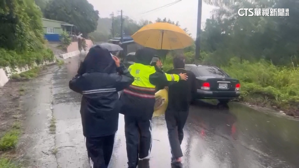 警方冒雨入卓溪鄉山區　協助民眾撤離家園