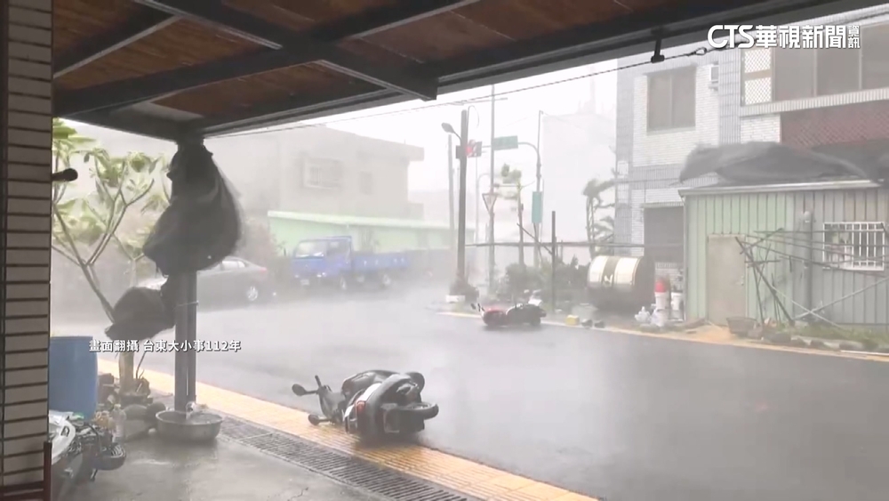 海葵登陸！巨兔冰箱「出走」　機車.籃球框被吹跑