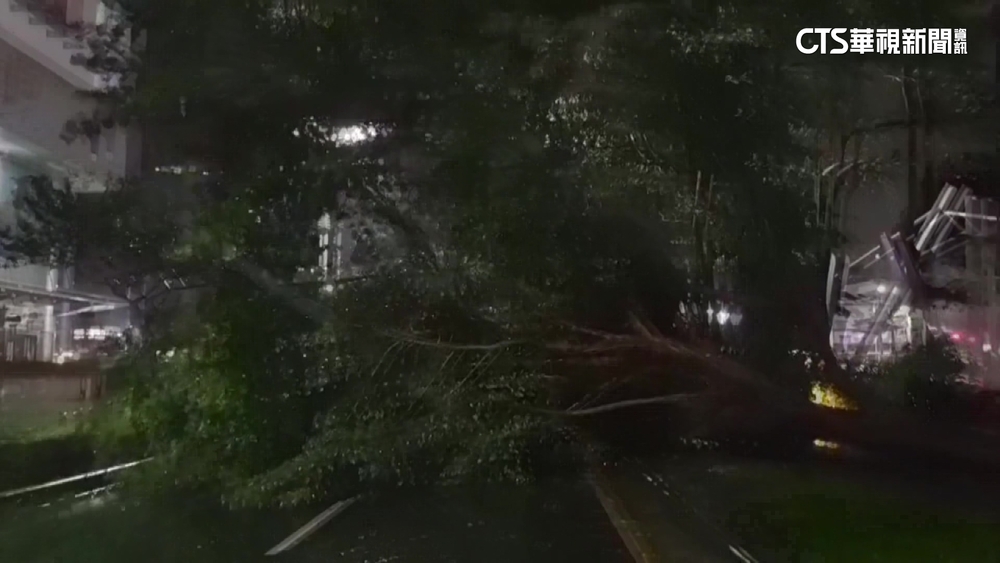 海葵中心左營2次登陸　高雄風雨大　四千戶停電