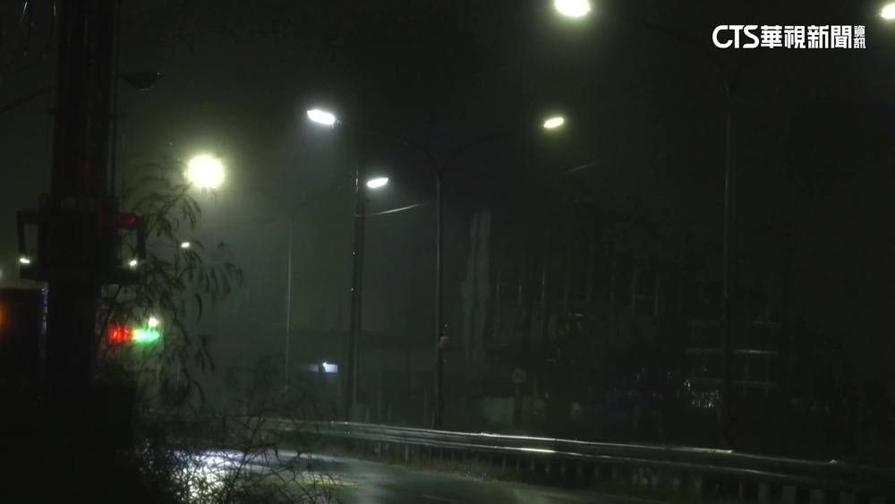 屏東高樹鄉淹水成泳池　民眾「街上戲水」