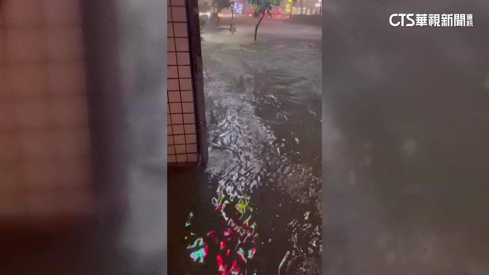 風雨強勁！　西子灣暴雨.鳳山淹水　路面成漂漂河