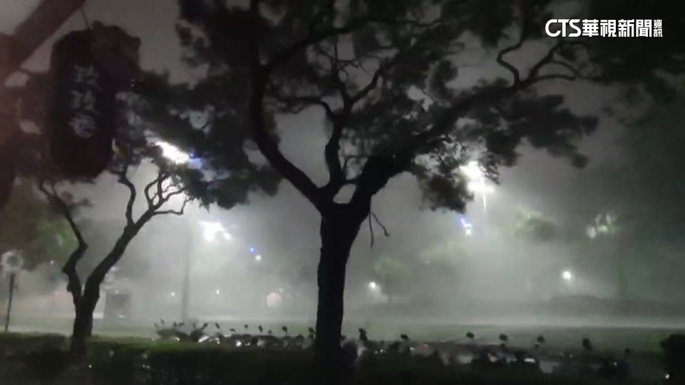 人站不穩.機車繞道！　海葵發威高雄颳11級強陣風