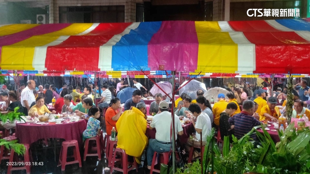 狂風暴雨也要吃！　颱風夜民眾「穿雨衣」吃流水席