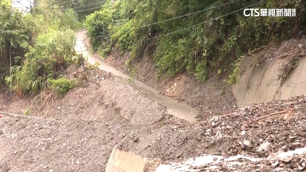 南投仁愛12小時降百毫米雨量　台14線土石流擋道
