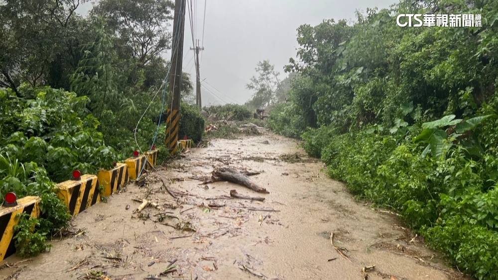 土石流直衝馬路　碧候溫泉聯外路斷「休園」