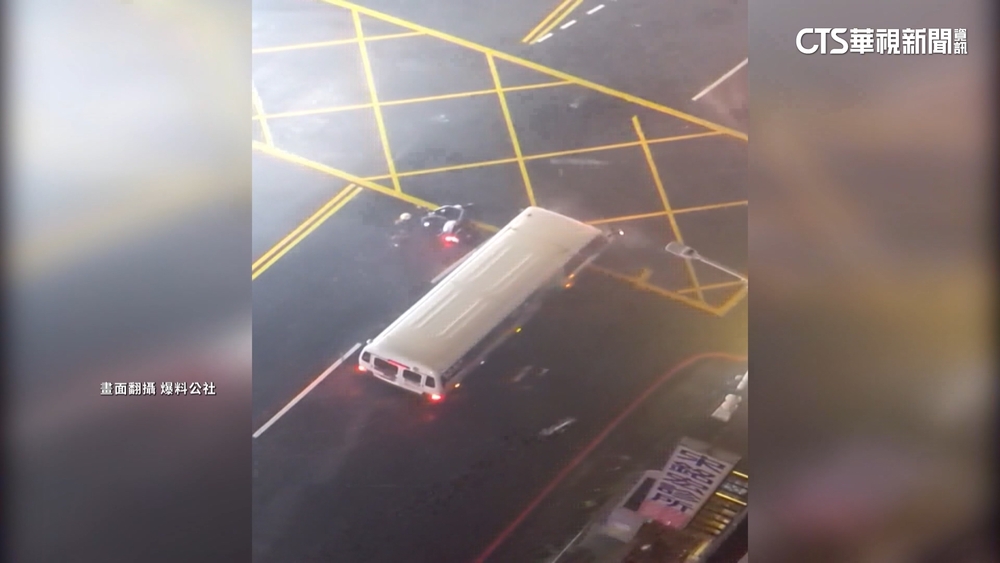 「海葵」吹倒騎士　公車幫擋風！暖心駕駛找到了