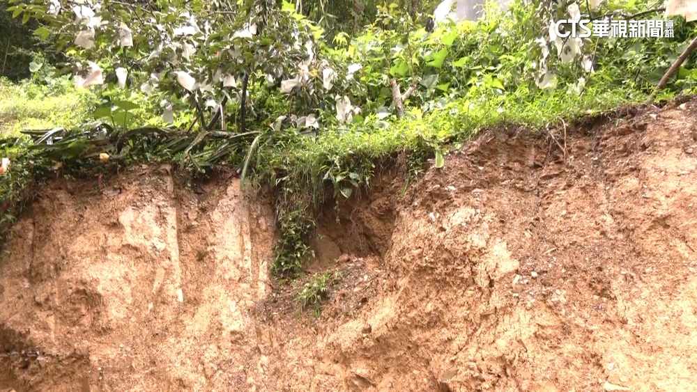 無奈！　春陽居民憂土石衝屋　搬鐵皮擋門