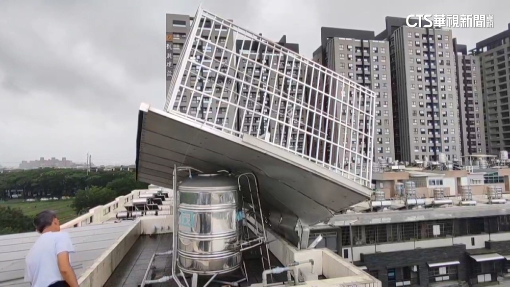 海葵風太狂！吹掀民宅採光罩　半空中搖搖欲墜