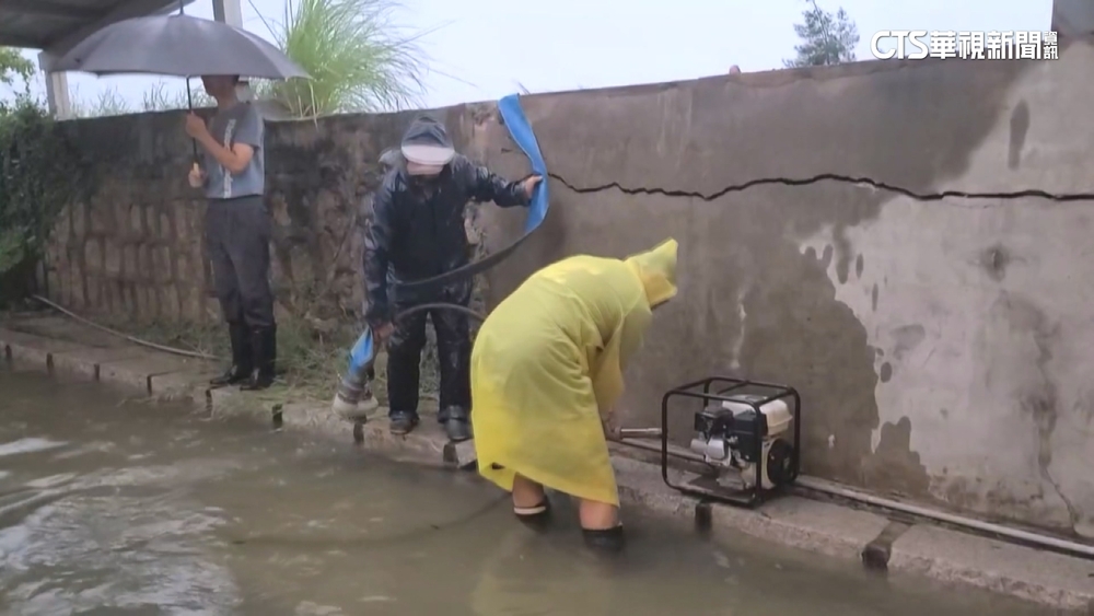 海葵挾雨炸金門　大馬路變河流　排水口成「噴泉」