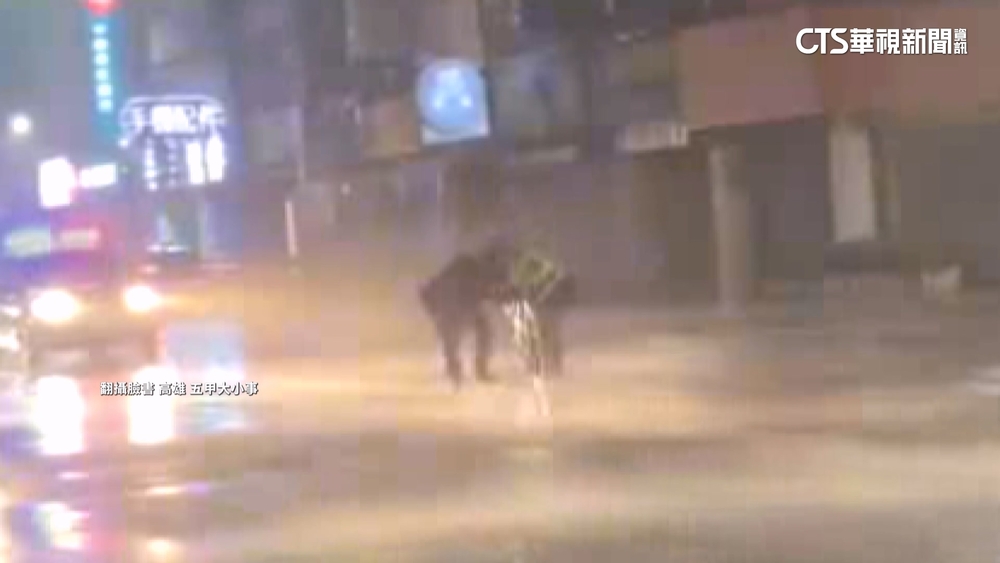 數十公斤人孔蓋被強風吹掀　員警狂風雨中搶救