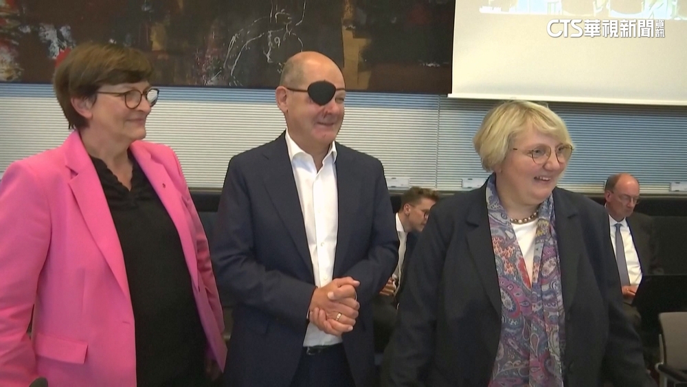 德國總理蕭茲慢跑摔倒　戴眼罩出席公開活動