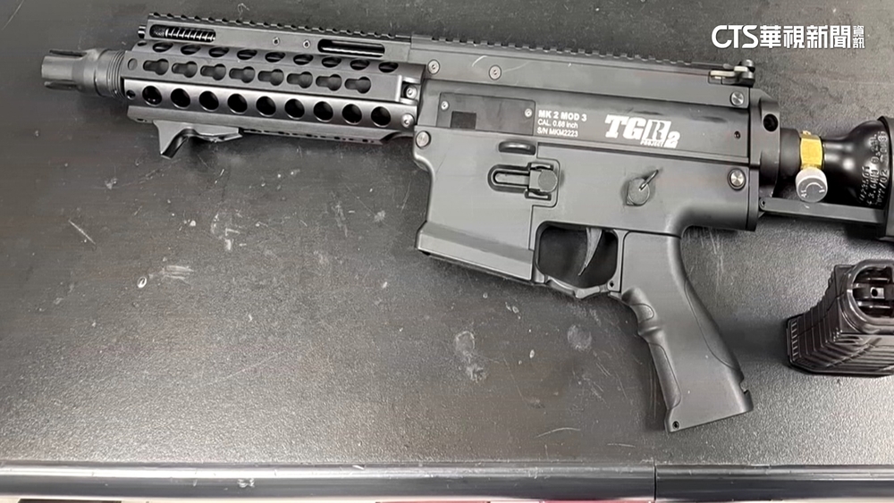 逢甲夜市驚魂!不滿騎士催油門 男竟亮空氣長槍