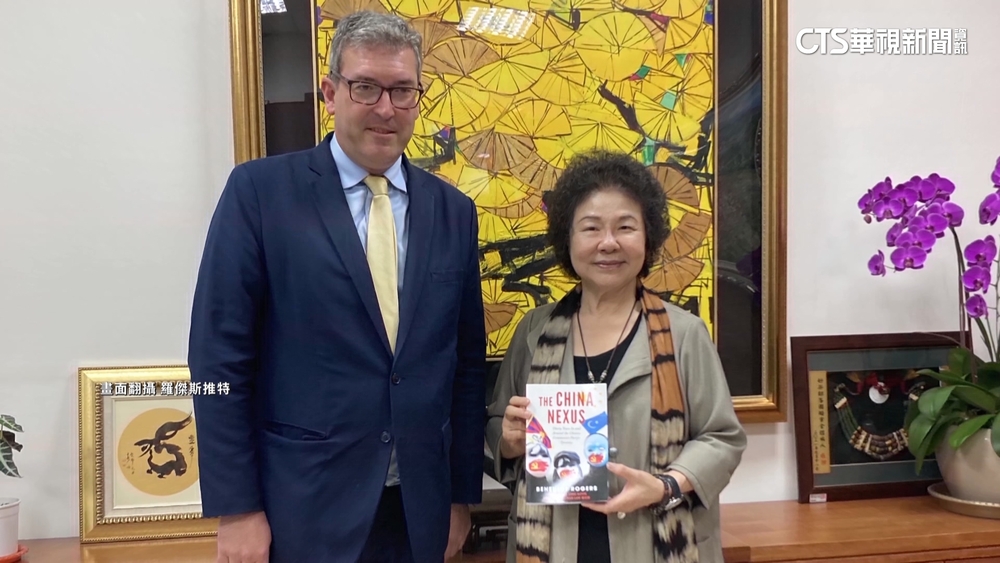 睽違4年來台！　英維權人士羅傑斯吃「火鍋配台啤」