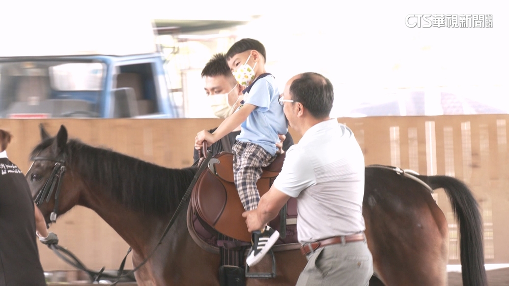 伴慢飛天使成長！　基金會推動馬術治療20年