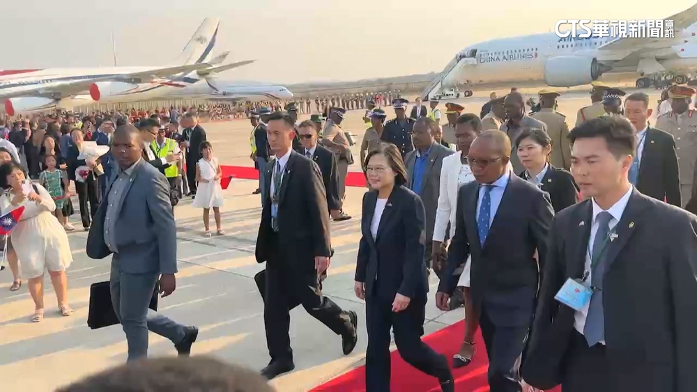 總統專機抵史瓦帝尼　機場飄國旗海僑胞喜迎