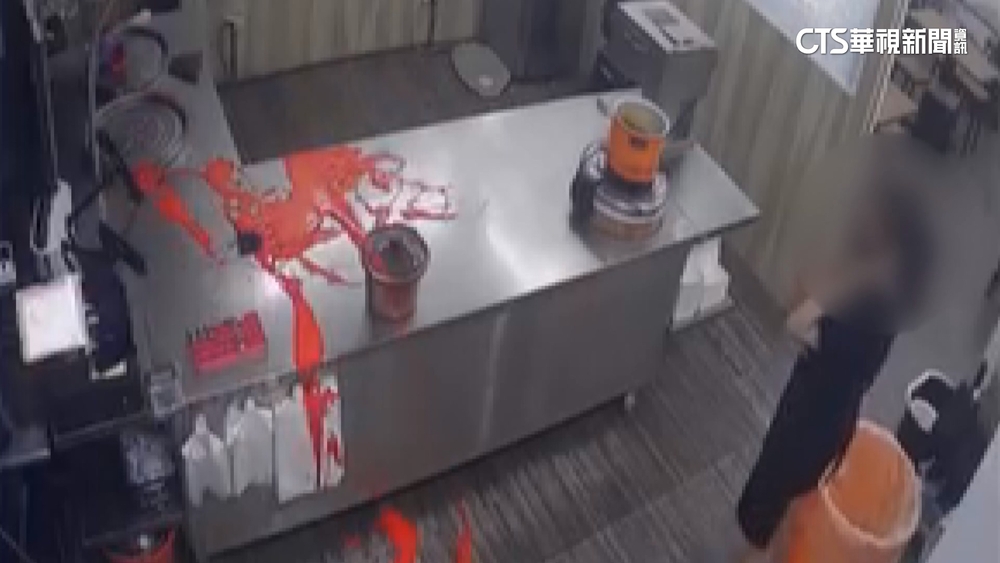 3煞闖當歸鴨店「亂砸潑漆」　店PO文怒批治安