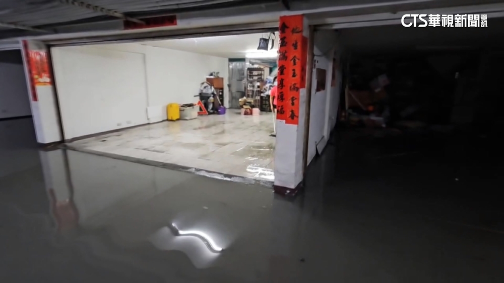 低窪遇強降雨！社區地下室淹成滯洪池　7小時才抽光
