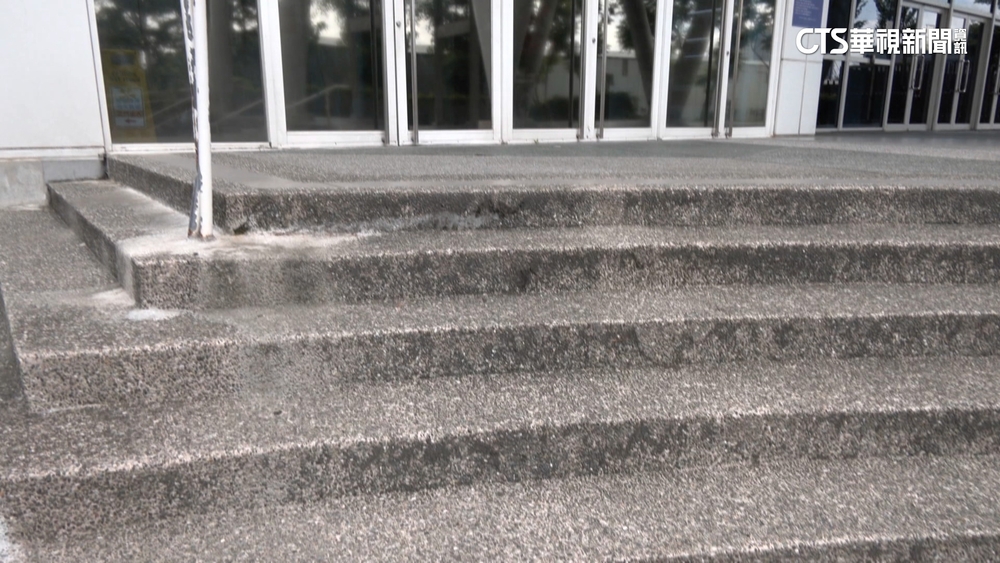 女跌倒骨折控地磚止滑係數不足　運動中心判賠18萬