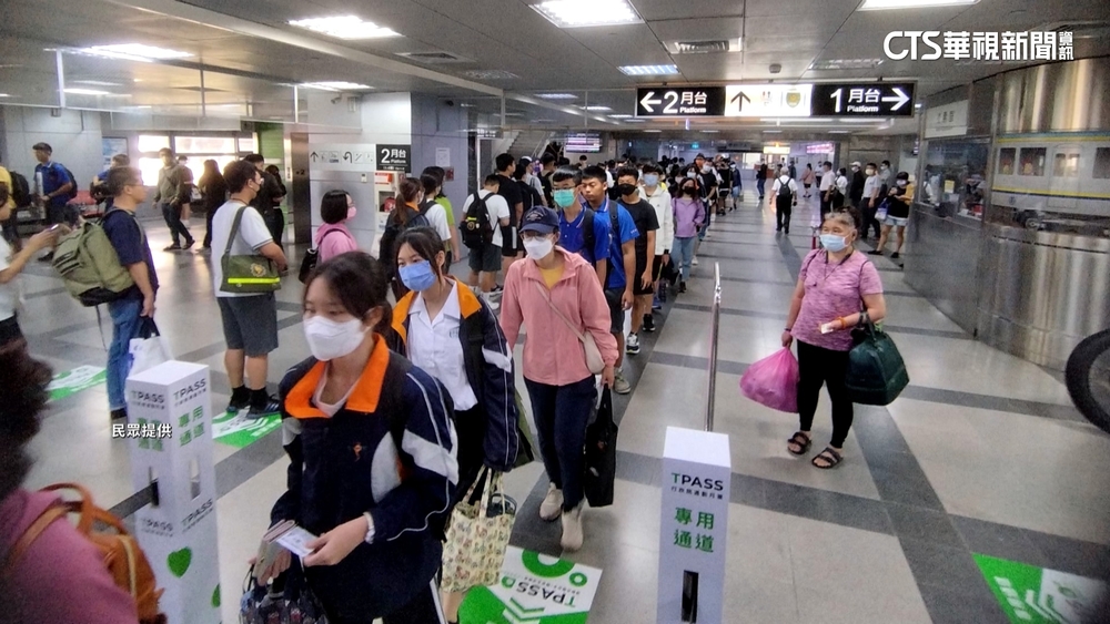 台鐵屏東站TPASS刷卡機僅1台！　出站排長龍引民怨