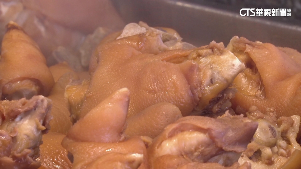 豬腳名店遭爆收小費！　公告「外帶5元.內用10元」