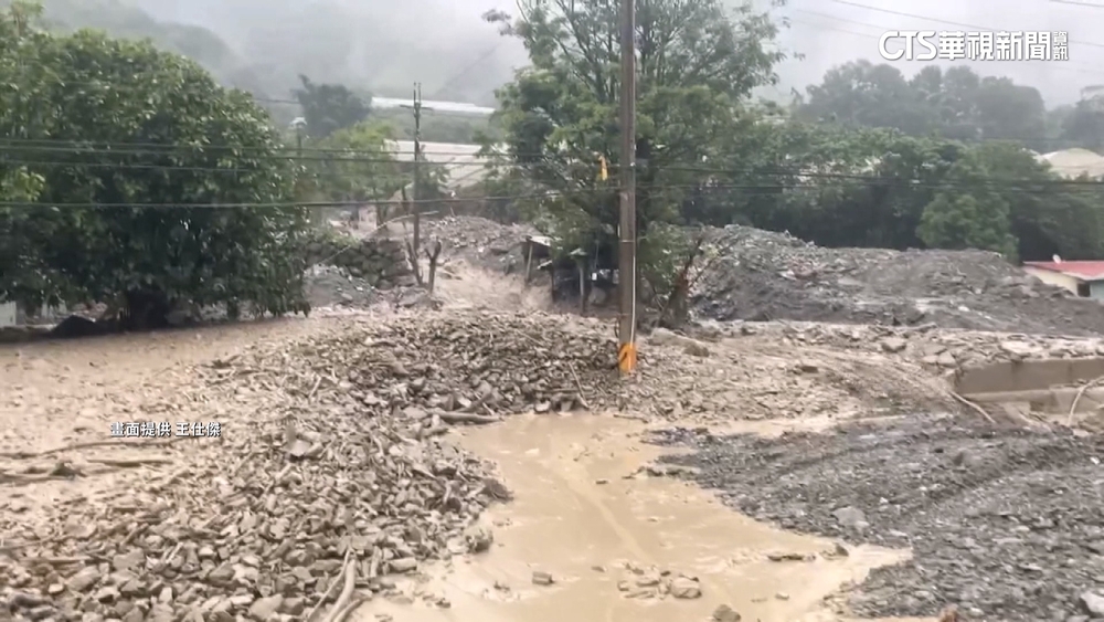 暴雨！　南投信義東埔再爆土石流　淹沒馬路