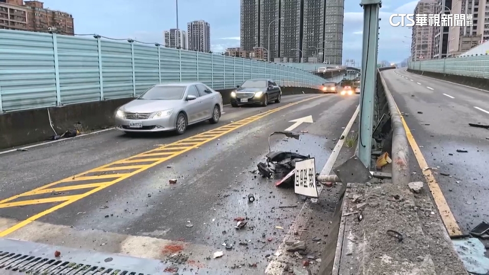 曳引車自撞翻覆　駕駛輕傷無酒駕.肇事原因待查