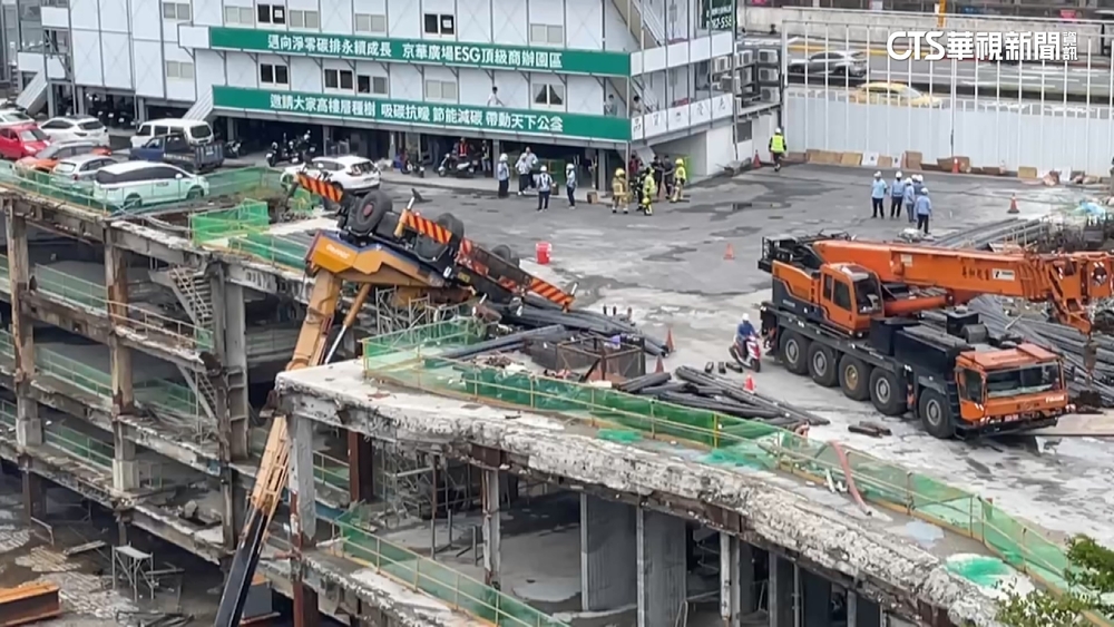 4樓垂到B1！京華城吊車「倒頭栽」　駕駛困1小時