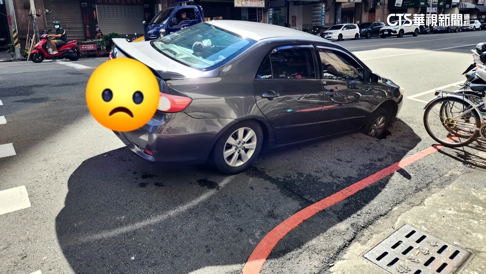 轎車輪胎被大坑「吞噬」　疑地震水管破掏空路基