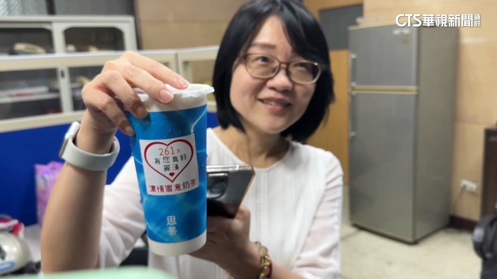 竹市府人事異動！同仁送花道別　副市長蔡麗清落淚