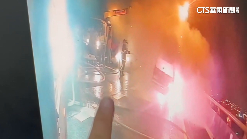 國道停車遭3車追撞起火　駕駛困車底命危