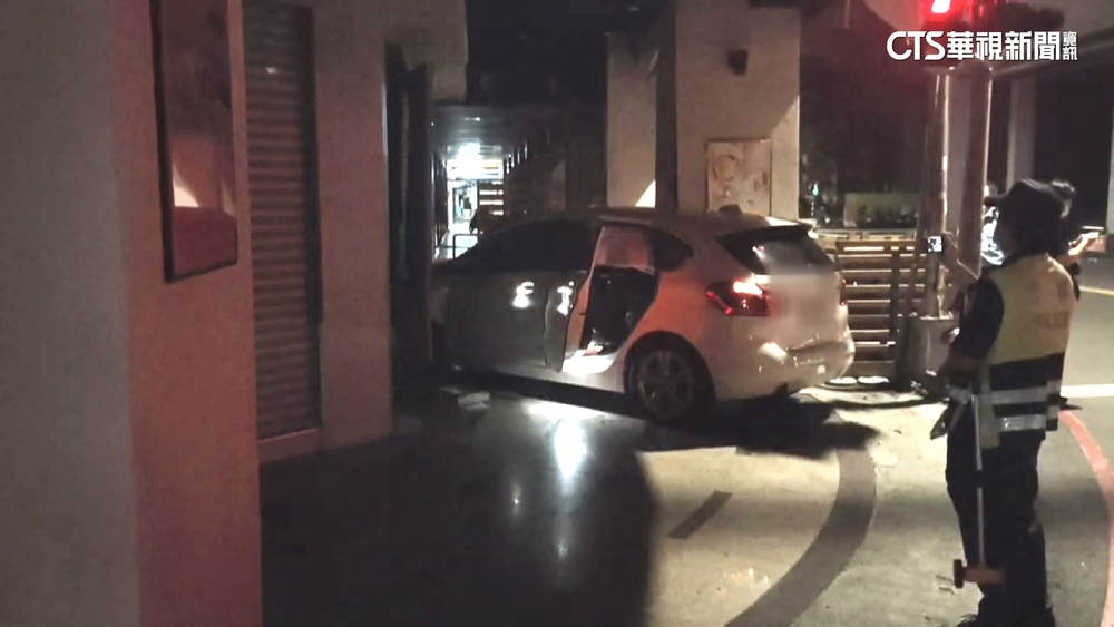酒駕男半夜撞進麵包店　居民嚇醒：以為爆炸