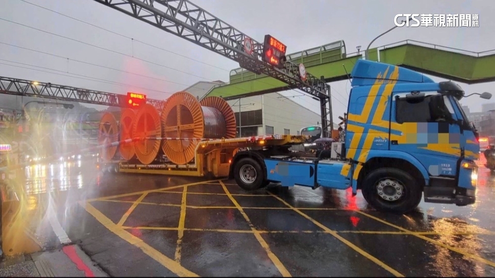 火車要來了！　拖板車「頭過身沒過」　驚卡平交道