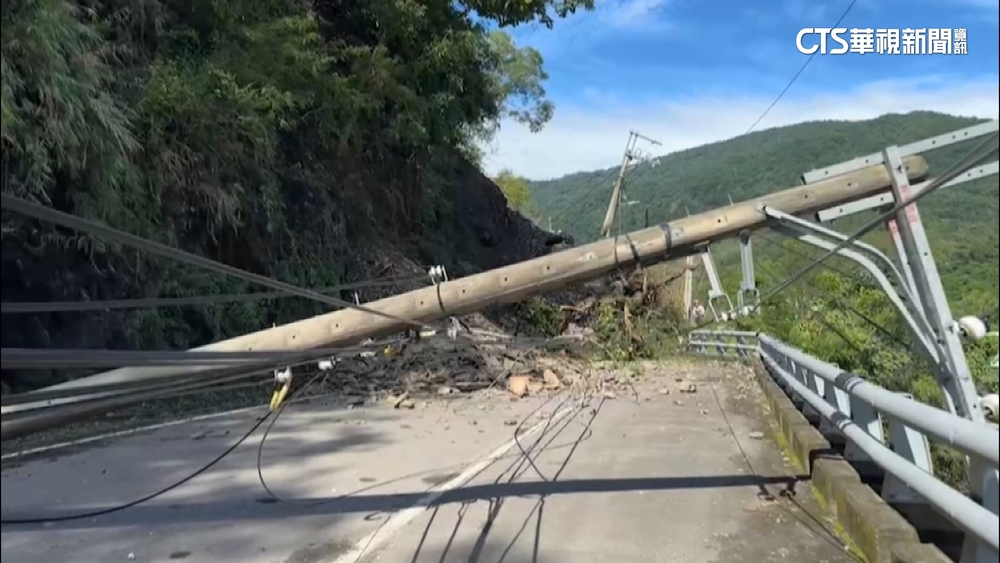 颱風又地震！　高雄六龜巨石滑落砸毀電桿
